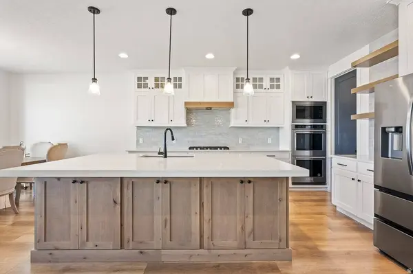 7094 W MOOREPARK PL, West Jordan, UT 84081