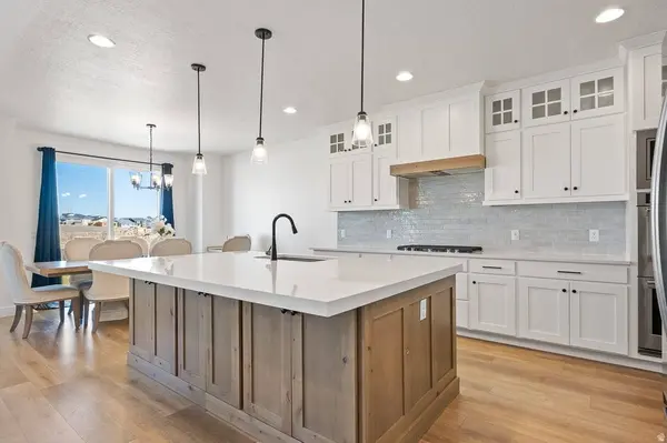 7094 W MOOREPARK PL, West Jordan, UT 84081