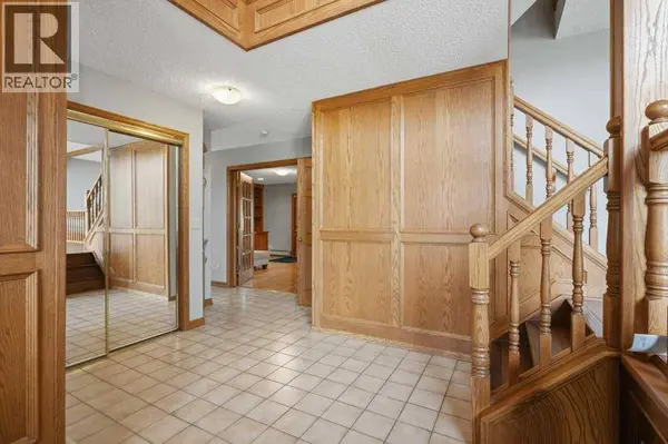 119 Strathbury Bay SW, Calgary, AB T3H1N3