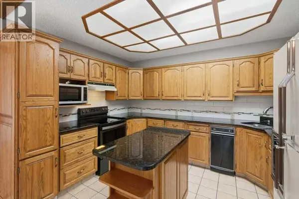 119 Strathbury Bay SW, Calgary, AB T3H1N3