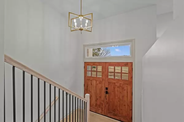 210 Leslie LN, Pendleton, SC 29670