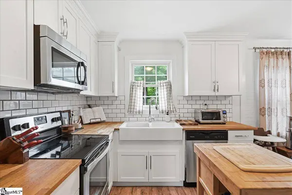 902 E Lee Road, Taylors, SC 29687