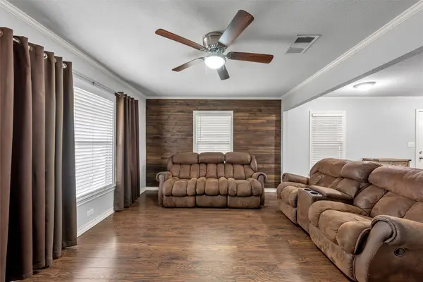911 S Main ST, West, TX 76691