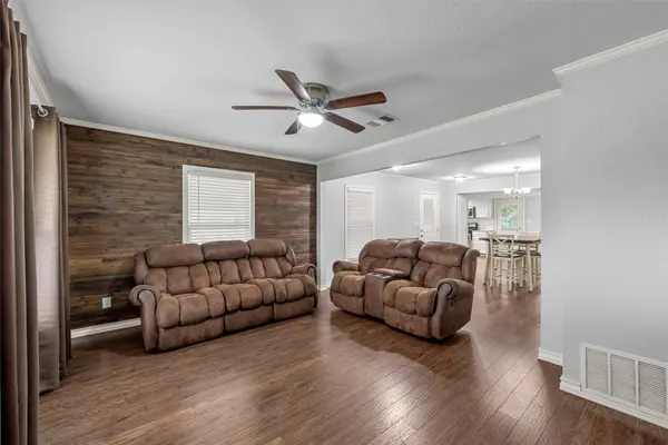 911 S Main ST, West, TX 76691