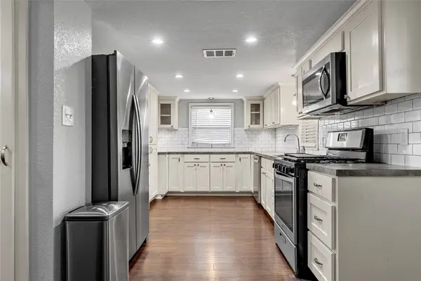 911 S Main ST, West, TX 76691