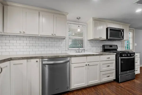 911 S Main ST, West, TX 76691