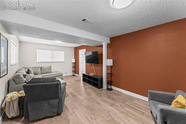 1511 Saratoga DR, Colorado Springs, CO 80910