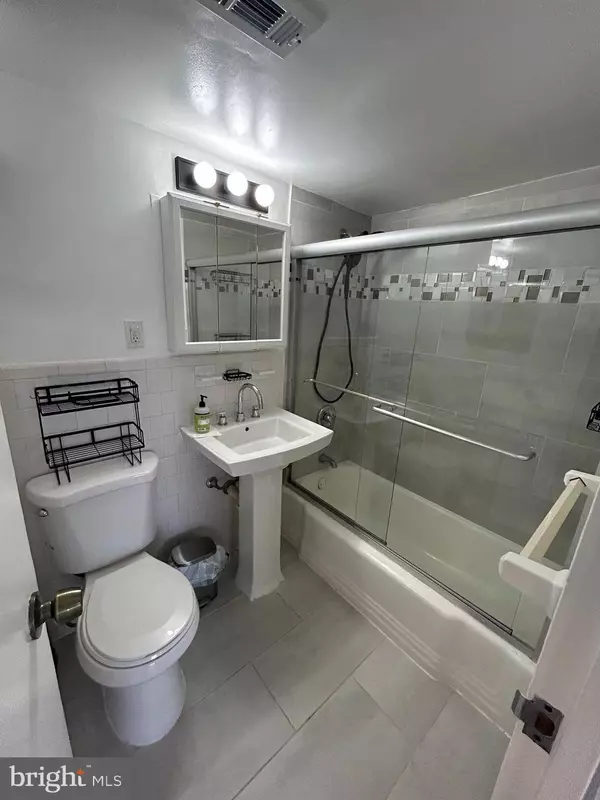 431 ARMISTEAD ST N #211, Alexandria, VA 22312