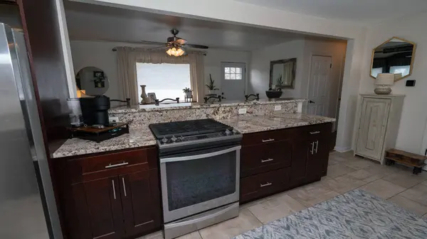 1514 S 165th St, New Berlin, WI 53151