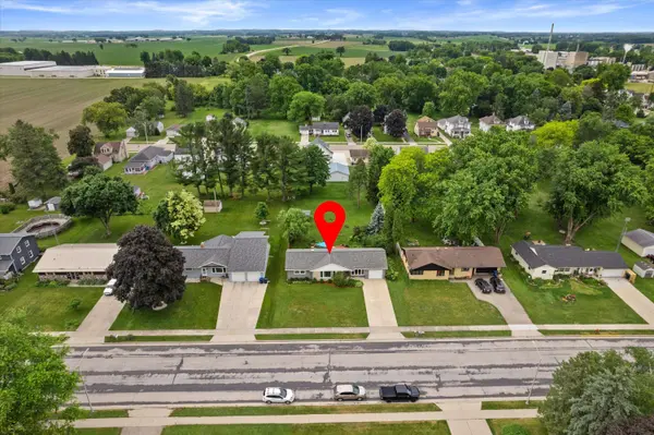 630 E Center St, Juneau, WI 53039