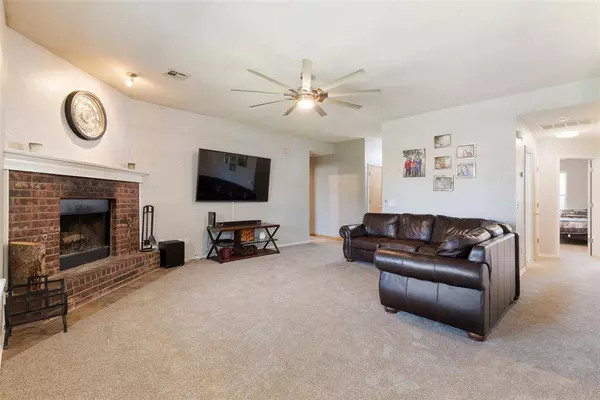 1713 SE 17th ST, Moore, OK 73160