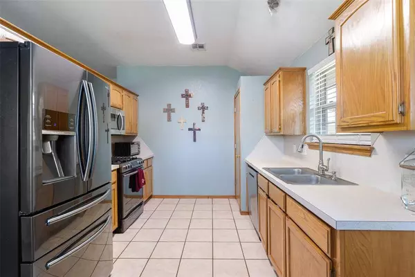 1713 SE 17th ST, Moore, OK 73160