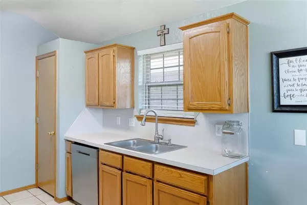 1713 SE 17th ST, Moore, OK 73160