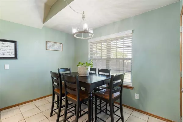 1713 SE 17th ST, Moore, OK 73160