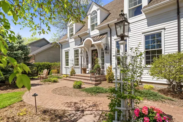 831 Hidden Meadow TRL, Eagan, MN 55123