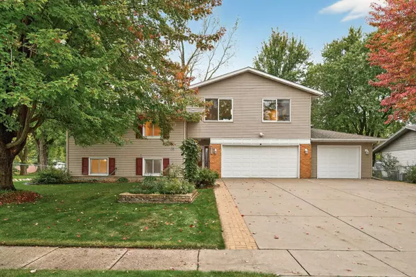 834 Fireside DR, Apple Valley, MN 55124