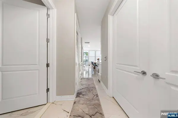 3 Somerset LN #x307, Edgewater, NJ 07020
