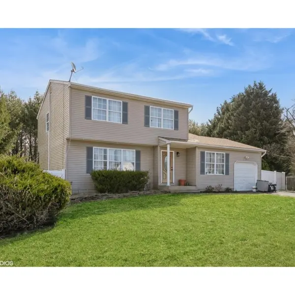 33 Sundown Drive, Bellport, York 11713