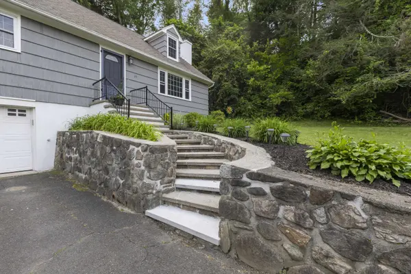 25 Hillside Circle, Brookfield, CT 06804