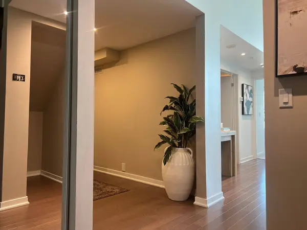 2 Fieldway RD #803, Toronto W08, ON M8Z 3L2