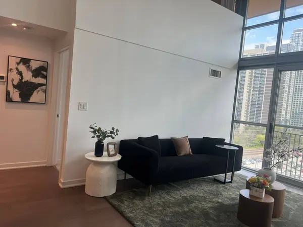 2 Fieldway RD #803, Toronto W08, ON M8Z 3L2