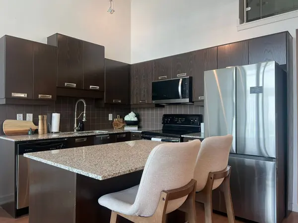 2 Fieldway RD #803, Toronto W08, ON M8Z 3L2