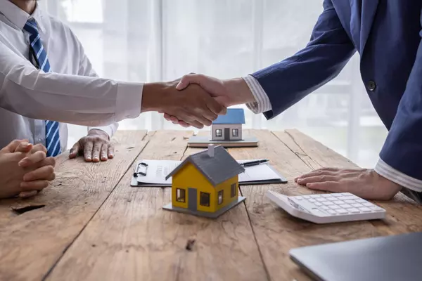 handshake-real-estate-brokerage-agent-deliver-a-sa-2023-11-27-05-09-25-utc