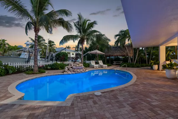 240 Mohawk St, Tavernier, FL 33070-2116