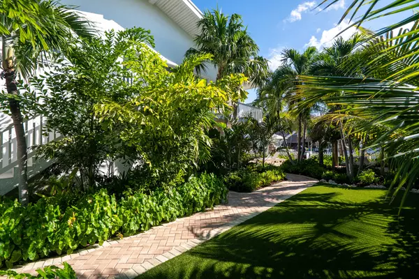 240 Mohawk St, Tavernier, FL 33070-2116