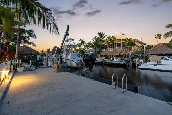 240 Mohawk St, Tavernier, FL 33070-2116