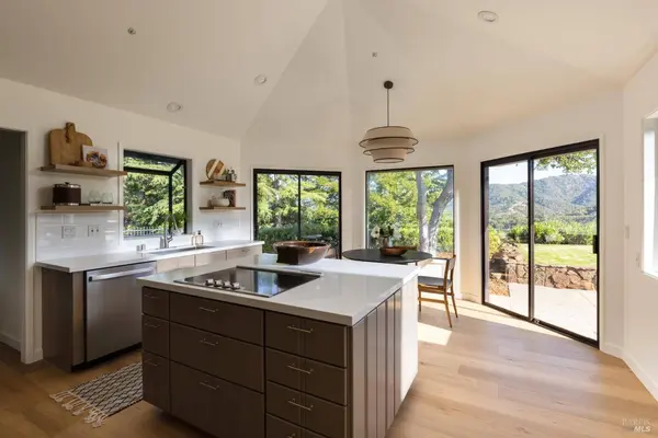 32 Oak View CT, Novato, CA 94947