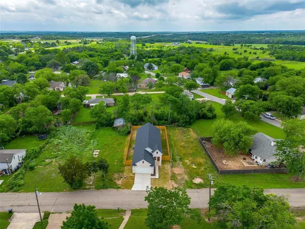 209 W Nolan Street, Lorena, TX 76655