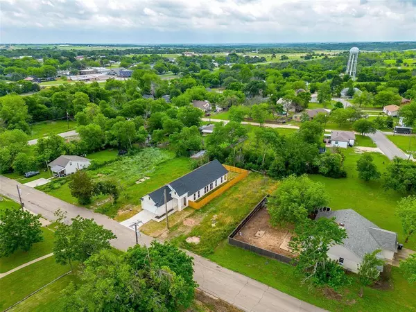 209 W Nolan Street, Lorena, TX 76655