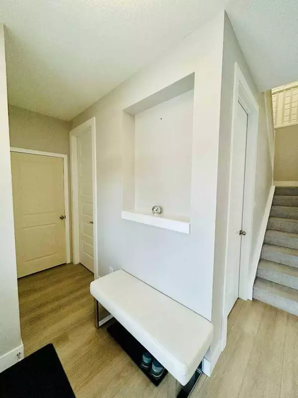 16 Yorkville TER SW, Calgary, AB T2X4X4