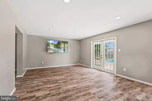 1 SHERIDAN DR, Sicklerville, NJ 08081