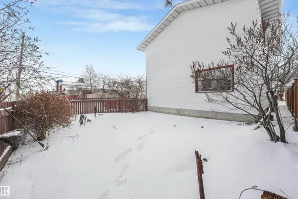 8016 73 ST NW, Edmonton, AB T6B 1Z8