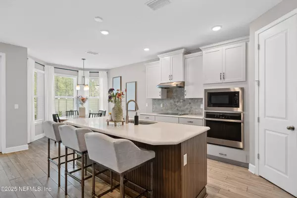 9887 INVENTION LN, Jacksonville, FL 32256