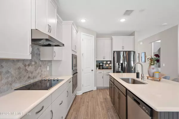 9887 INVENTION LN, Jacksonville, FL 32256