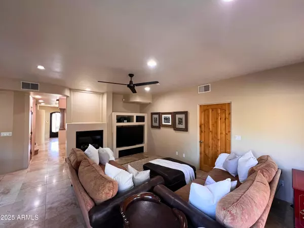 12 E FOOTHILL Drive, Phoenix, AZ 85020