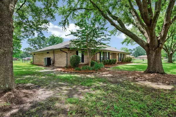 112 Rolling Meadow Lane, Bossier City, LA 71112