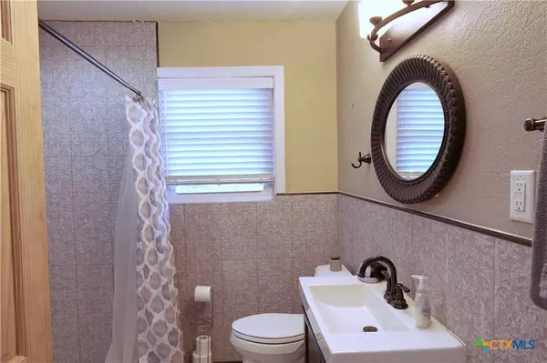 1236 S Academy AVE, New Braunfels, TX 78130