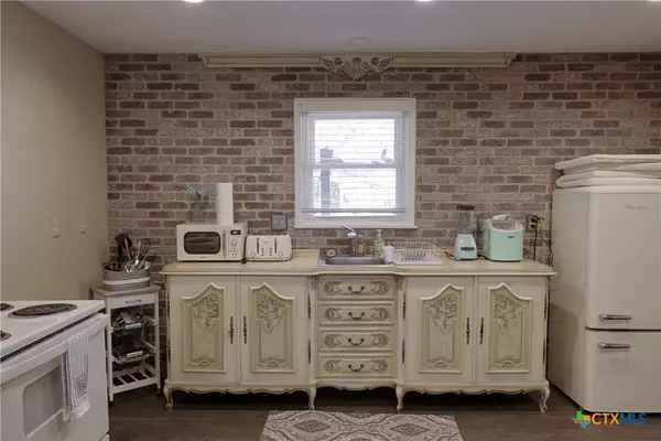 1236 S Academy AVE, New Braunfels, TX 78130