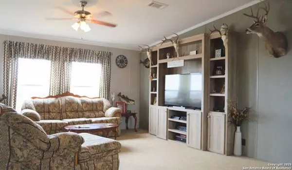 5570 Blackhill, Floresville, TX 78114