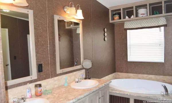 5570 Blackhill, Floresville, TX 78114