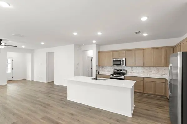 3717 Pin Oak Hills, Seguin, TX 78155