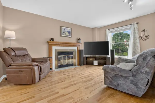 56 Victor ST, Stittsville - Munster - Richmond, ON K2S 1H8