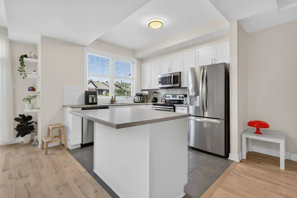108 Sweetwater LN, Kanata, ON K2T 0L1