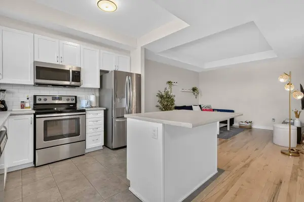 108 Sweetwater LN, Kanata, ON K2T 0L1