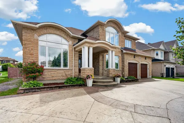 62 Tradewinds DR, Barrhaven, ON K2G 6Y8