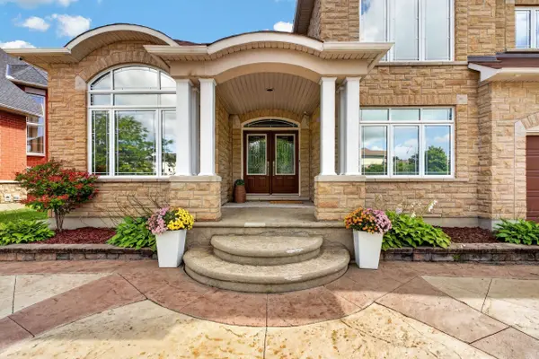 62 Tradewinds DR, Barrhaven, ON K2G 6Y8